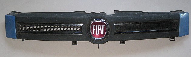 Fiat Panda Kühlergrill mit Firmenlogo - Emblem Fiat Nr.: 735353899